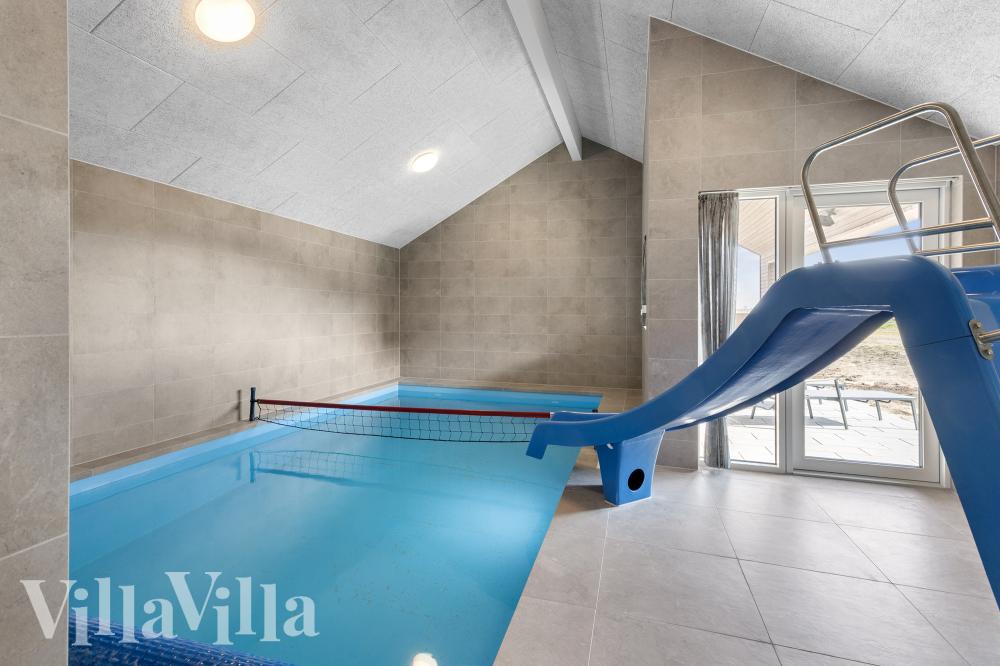 Das Ferienhaus 917 hat einen schicken Poolbereich mit Wasserrutsche, einem geräumigen, eingelassenen Whirlpool und einer Sauna.