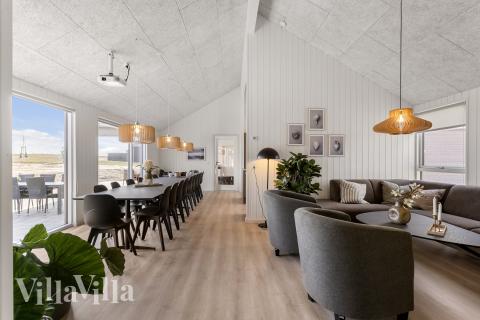 Der große, lichtdurchflutete Aufenthaltsraum im Luxusferienhaus Nr. 917 für 20.