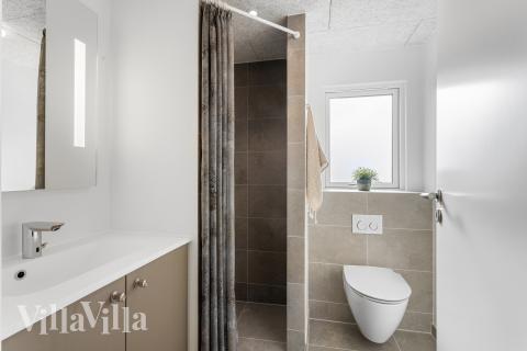 Eines der Badezimmer im Luxusferienhaus Nr. 917