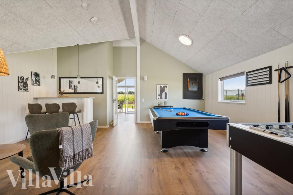 Das Luxusferienhaus 957 für 16 Personen hat einen großen Aktivitätsraum mit u. a. Billard und Darts