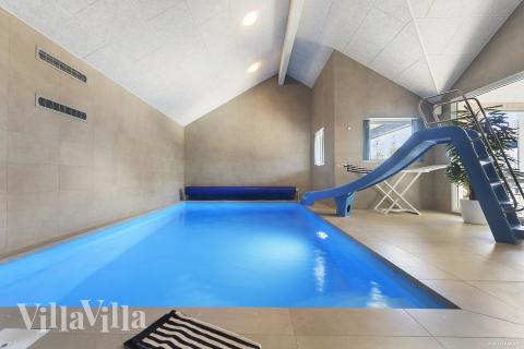 Das Ferienhaus 933 hat einen schicken Poolbereich mit Wasserrutsche, einem geräumigen, eingelassenen Whirlpool und einer Sauna.