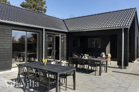 Genießen Sie einen Grillabend auf der Terrasse des Luxusferienhauses Nr. 933 in Lolland/Falster/Mön