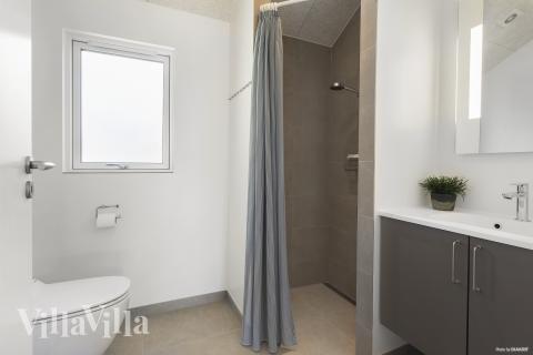 Eines der Badezimmer im Luxusferienhaus Nr. 933