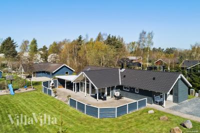 Diese schicke Haus mit Whirlpool Nr. 956 mit Platz für 12 Personen liegt in Lolland/Falster/Mön
