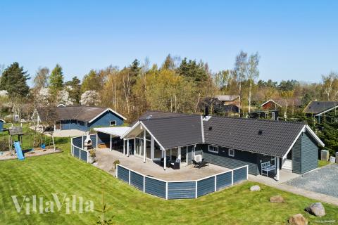 Diese schicke Haus mit Whirlpool Nr. 956 mit Platz für 12 Personen liegt in Lolland/Falster/Mön
