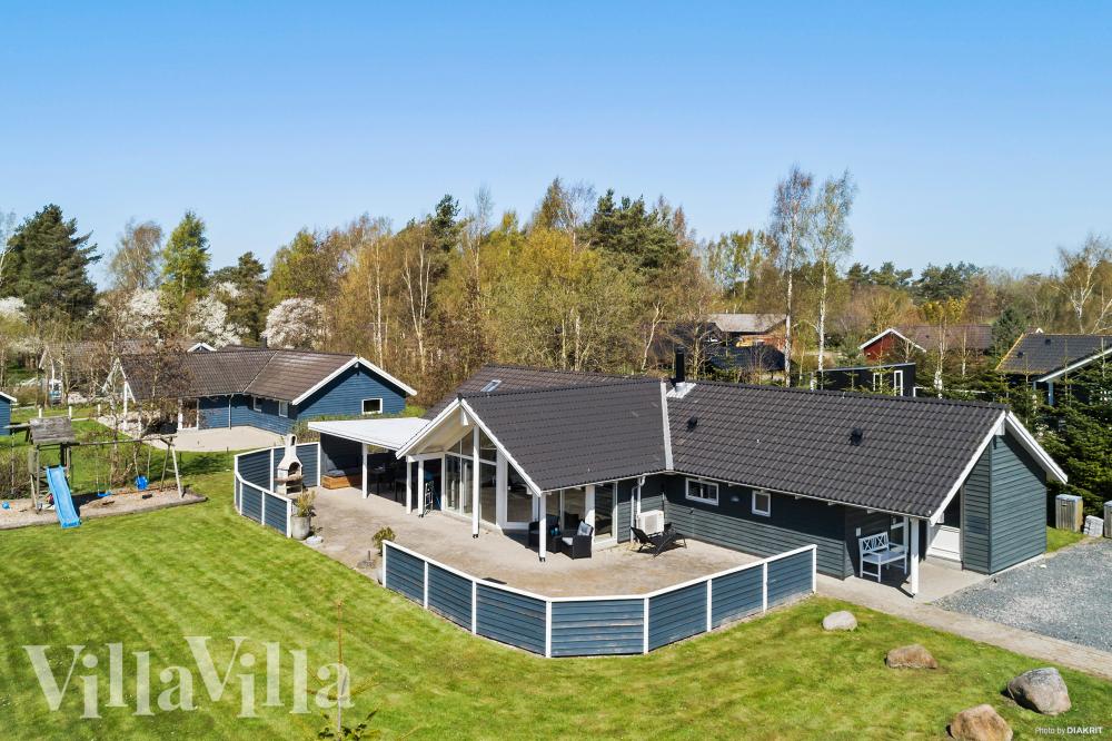 Diese schicke Haus mit Whirlpool Nr. 956 mit Platz für 12 Personen liegt in Lolland/Falster/Mön