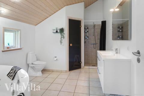 Eines der Badezimmer im Luxusferienhaus Nr. 956