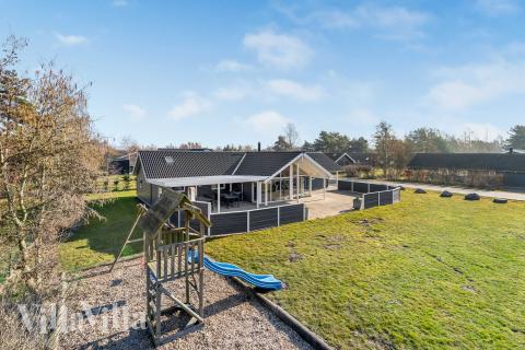 Zu dem attraktiven Ferienhaus Nr. 956 in Lolland/Falster/Mön gehört auch ein tolles Angebot im Außenbereich, z. B. Spieleturm und Schaukeln