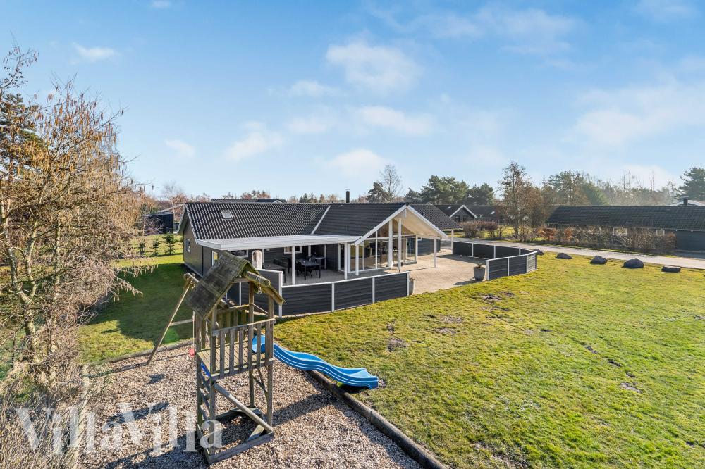 Zu dem attraktiven Ferienhaus Nr. 956 in Lolland/Falster/Mön gehört auch ein tolles Angebot im Außenbereich, z. B. Spieleturm und Schaukeln
