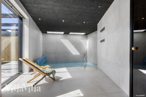 Das Ferienhaus 965 hat einen schicken Poolbereich mit Wasserrutsche, einem geräumigen, eingelassenen Whirlpool und einer Sauna.
