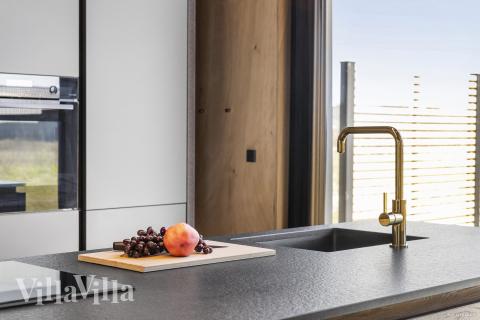 Gut ausgestattete Küche im Luxusferienhaus Nr. 965 in Nordjütland.