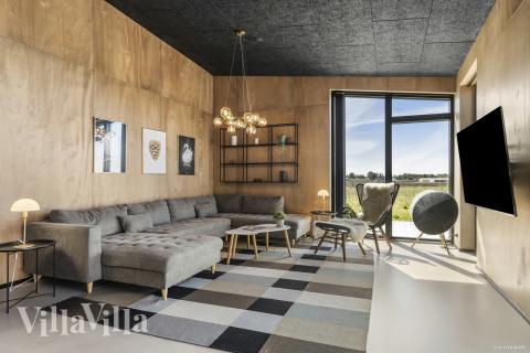 Die Couch im Luxusferienhaus Nr. 965 in Nordjütland lädt zu Gesellschaftsspielen oder zu Kinoabenden ein.
