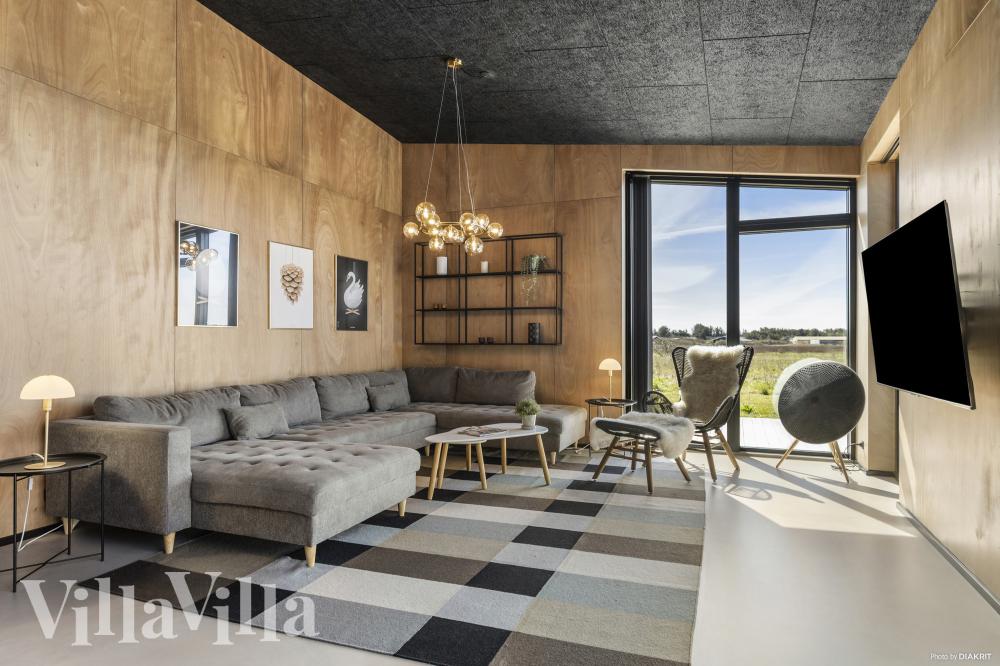 Die Couch im Luxusferienhaus Nr. 965 in Nordjütland lädt zu Gesellschaftsspielen oder zu Kinoabenden ein.