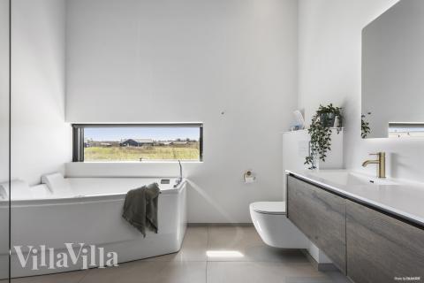 Eines der Badezimmer im Luxusferienhaus Nr. 965