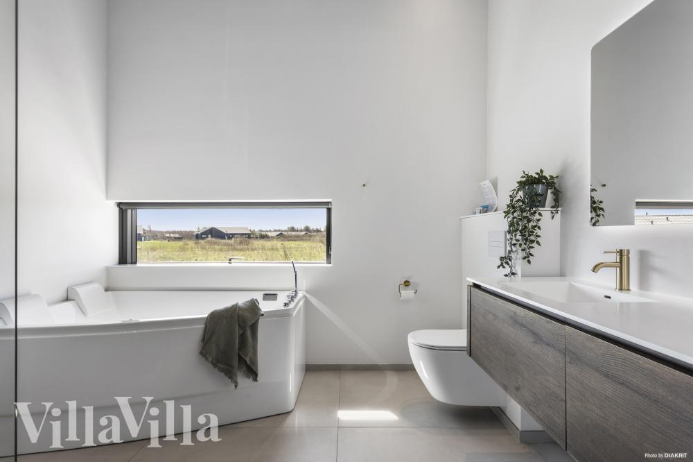 Eines der Badezimmer im Luxusferienhaus Nr. 965