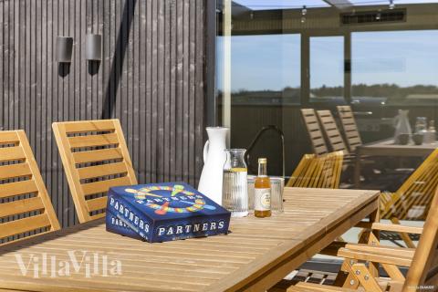 Auf der Terrasse des Ferienhauses Nr. 965 ist Platz für 12 Personen.