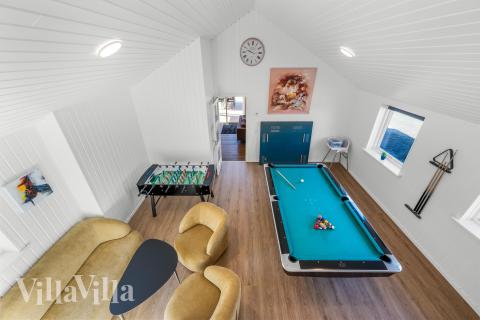 Das Luxusferienhaus 332 für 20 Personen hat einen großen Aktivitätsraum mit u. a. Billard und Darts