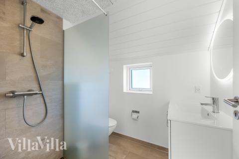 Eines der Badezimmer im Luxusferienhaus Nr. 332
