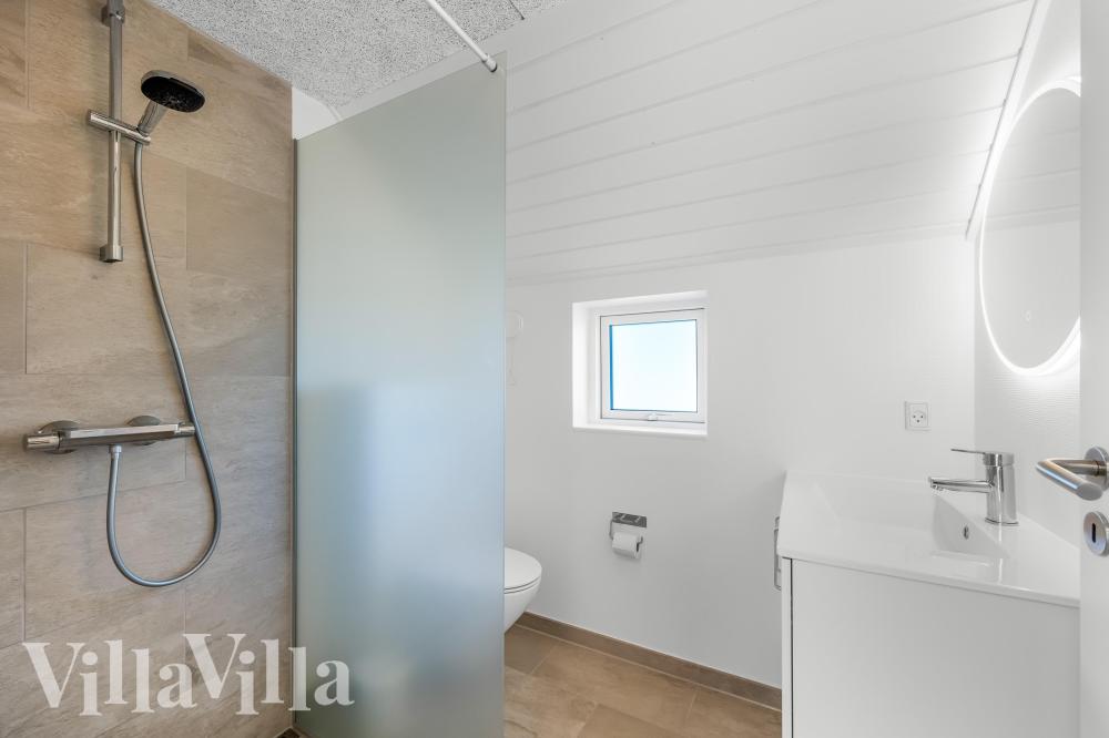 Eines der Badezimmer im Luxusferienhaus Nr. 332