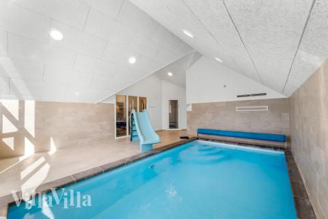 Das Ferienhaus 332 hat einen schicken Poolbereich mit Wasserrutsche, einem geräumigen, eingelassenen Whirlpool und einer Sauna.