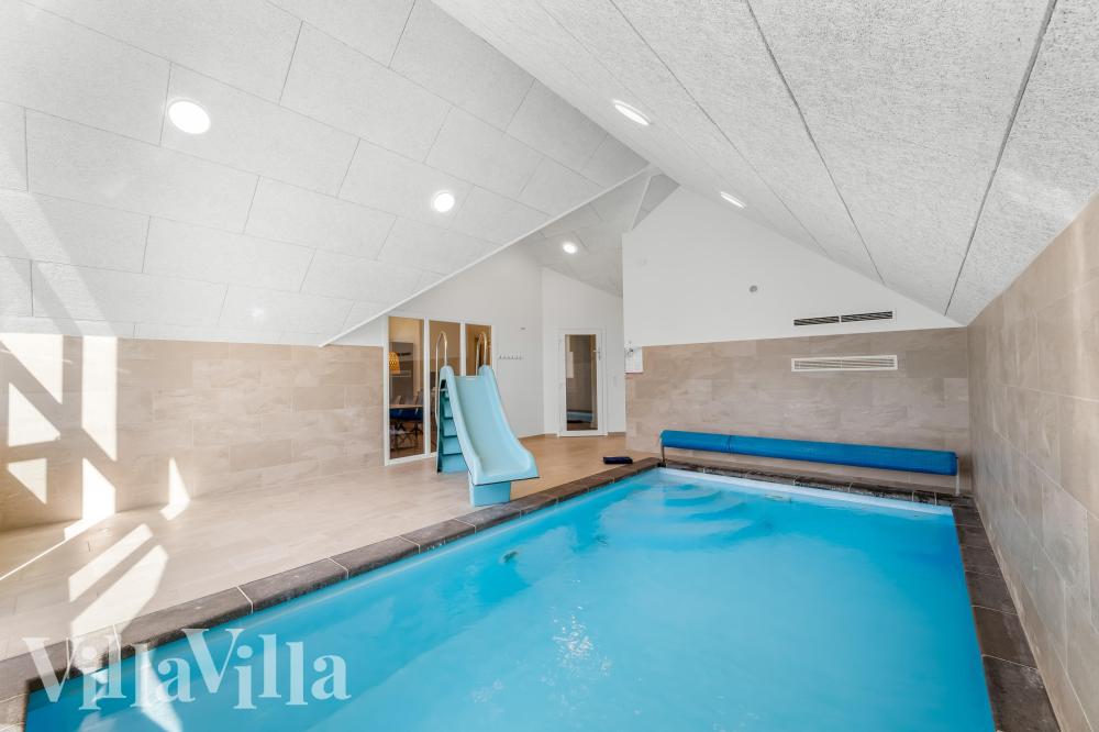 Das Ferienhaus 332 hat einen schicken Poolbereich mit Wasserrutsche, einem geräumigen, eingelassenen Whirlpool und einer Sauna.