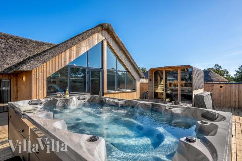 Genießen Sie den warmen Whirlpool im Luxusferienhaus Nr. 332 in Westjütland