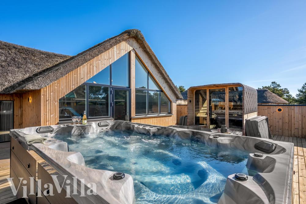 Genießen Sie den warmen Whirlpool im Luxusferienhaus Nr. 332 in Westjütland