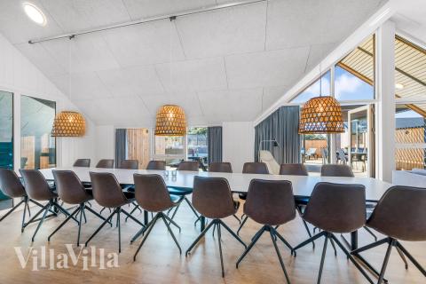 Der große, lichtdurchflutete Aufenthaltsraum im Luxusferienhaus Nr. 332 für 20.