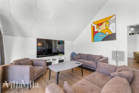 Die Couch im Luxusferienhaus Nr. 332 in Westjütland lädt zu Gesellschaftsspielen oder zu Kinoabenden ein.
