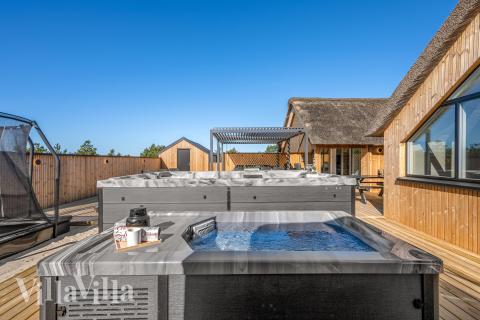 Im Luxusferienhaus Nr. 332 gibt es einen Whirlpool und 6 Schlafzimmer.
