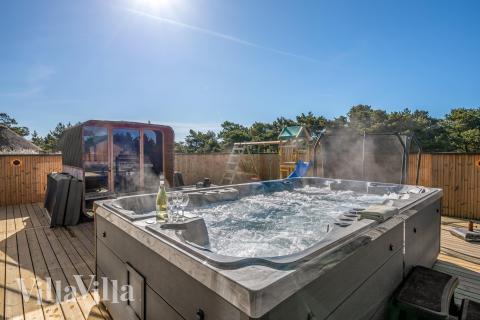 Das Luxusferienhaus Nr. 332 bietet u. a. einen tollen Whirlpool