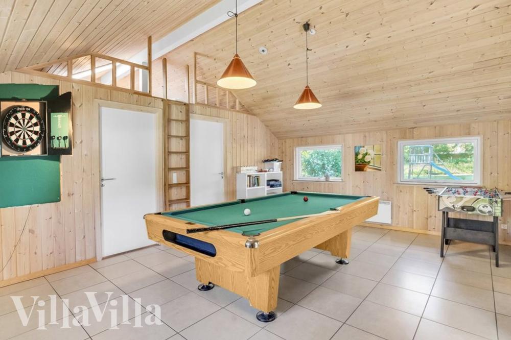 Neben den vielen schönen Stunden, die man im Poolbereich des Hauses verbringen kann, bietet das Luxusferienhaus 159 auch Spielevergnügen bei Billard/Tischtennis und Darts