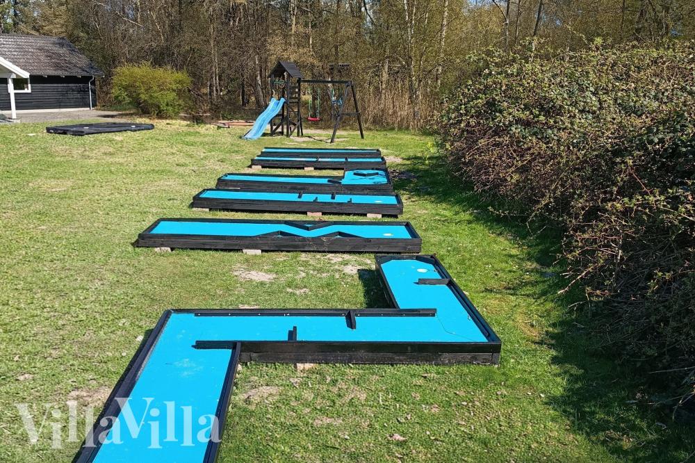 Zu dem attraktiven Ferienhaus Nr. 159 in Lolland/Falster/Mön gehört auch ein tolles Angebot im Außenbereich, z. B. Spieleturm und Schaukeln
