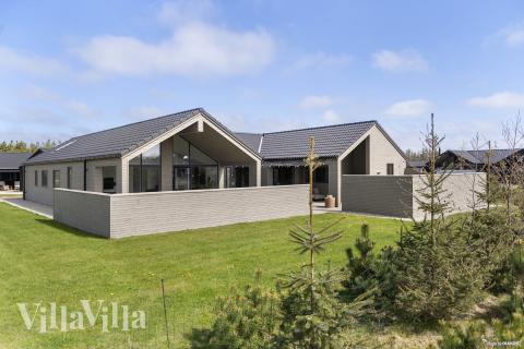 Dieses schöne Poolhaus Nr. 560 mit Platz für 16 Personen liegt in Westjütland