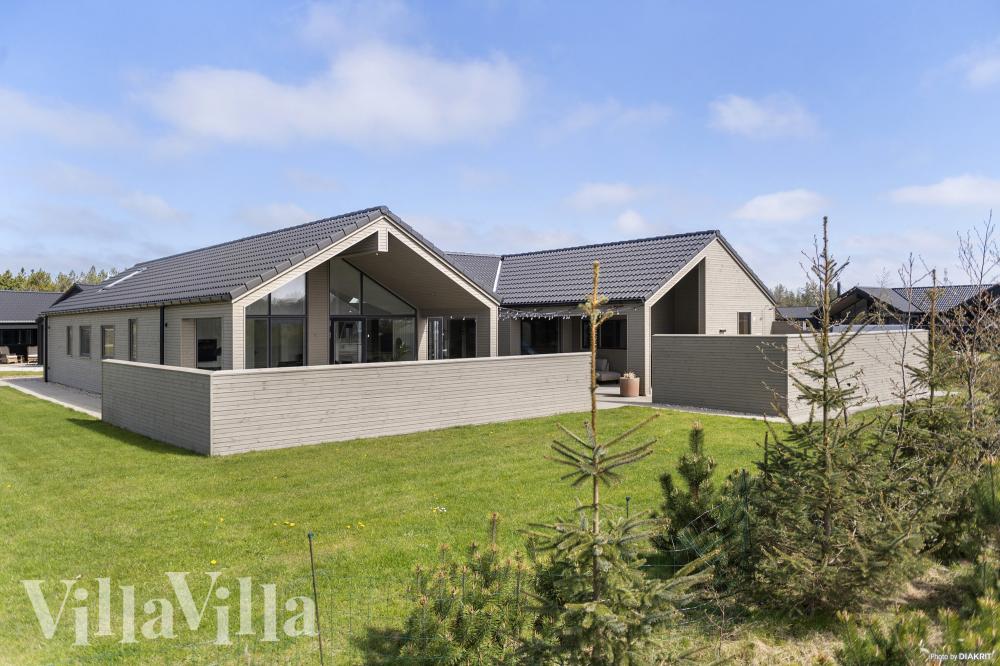 Dieses schöne Poolhaus Nr. 560 mit Platz für 16 Personen liegt in Westjütland