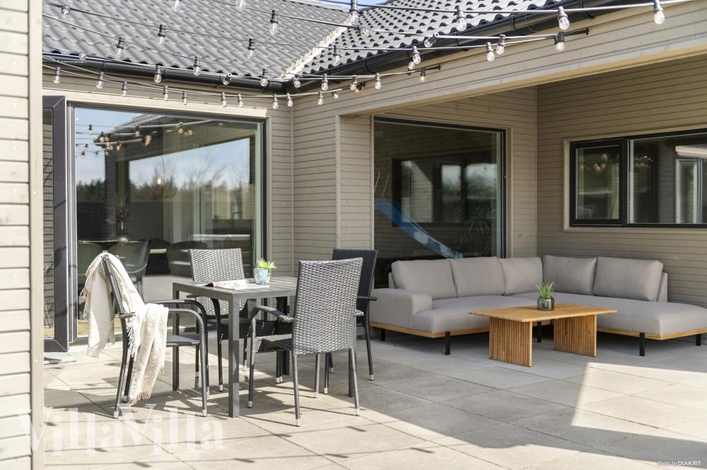Das Luxusferienhaus Nr. 560 hat eine tolle Terrasse, die mit hochwertigen Gartenmöbeln für 16 Personen ausgestattet ist.