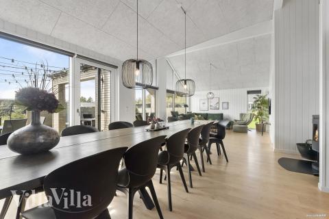 Aufenthaltsraum mit Platz für 16 im Luxusferienhaus Nr. 560.