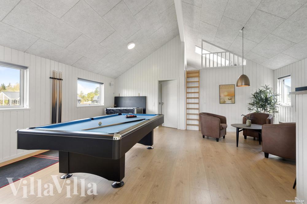 Das Luxusferienhaus 560 für 16 Personen hat einen großen Aktivitätsraum mit u. a. Billard und Darts
