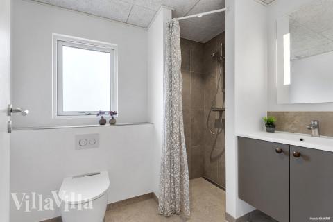 Eines der Badezimmer im Luxusferienhaus Nr. 560