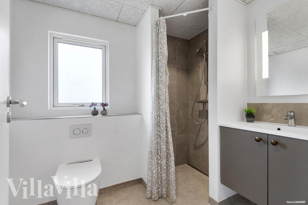 Eines der Badezimmer im Luxusferienhaus Nr. 560