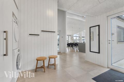 Der geräumige Eingangsbereich im Luxusferienhaus Nr. 560 in Westjütland