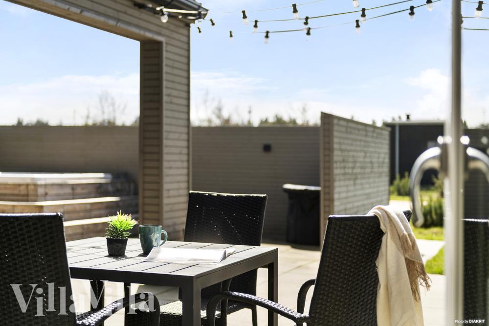 Auf der Terrasse des Ferienhauses Nr. 560 ist Platz für 16 Personen.