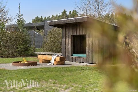 Zu dem attraktiven Ferienhaus Nr. 484 in Westjütland gehört auch ein tolles Angebot im Außenbereich, z. B. Spieleturm und Schaukeln