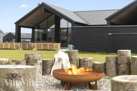 Zu dem attraktiven Ferienhaus Nr. 698 in Westjütland gehört auch ein tolles Angebot im Außenbereich, z. B. Spieleturm und Schaukeln