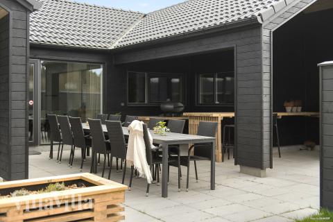 Auf der Terrasse des Ferienhauses Nr. 698 ist Platz für 14 Personen.