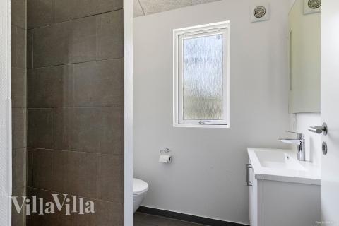 Eines der Badezimmer im Luxusferienhaus Nr. 351
