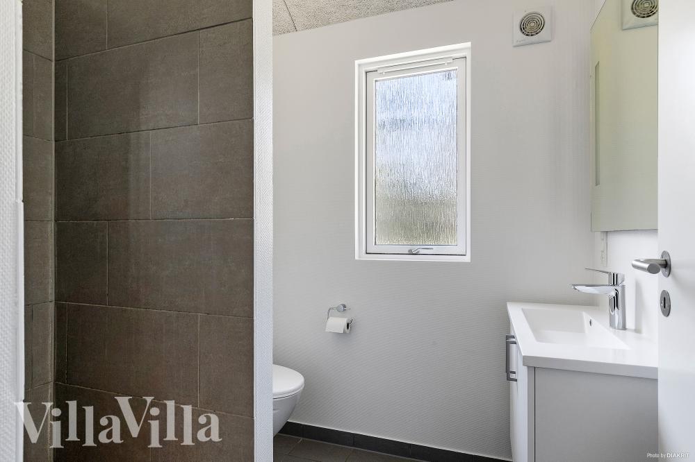 Eines der Badezimmer im Luxusferienhaus Nr. 351
