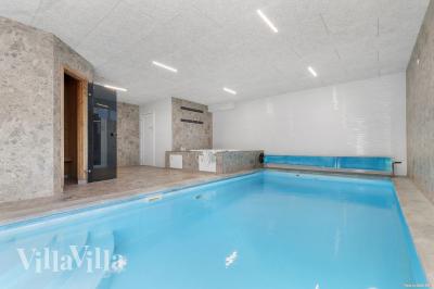 Das Ferienhaus 247 hat einen schicken Poolbereich mit Wasserrutsche, einem geräumigen, eingelassenen Whirlpool und einer Sauna.