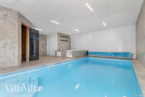 Das Ferienhaus 247 hat einen schicken Poolbereich mit Wasserrutsche, einem geräumigen, eingelassenen Whirlpool und einer Sauna.