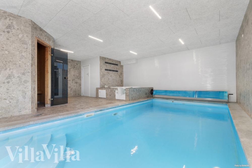 Das Ferienhaus 247 hat einen schicken Poolbereich mit Wasserrutsche, einem geräumigen, eingelassenen Whirlpool und einer Sauna.